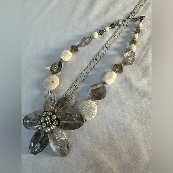 Large chunky smoky gray flower and bead necklace - Picture 4 of 7